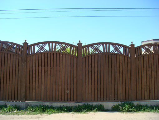 Деревянный забор с арочными элементами